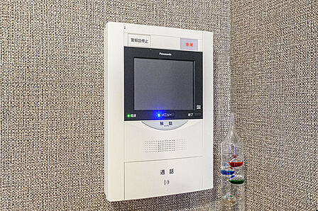 来訪者の顔を確認できるTVモニター付きインターホンを設置。
