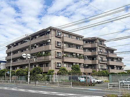 街と自然に調和する外観デザイン