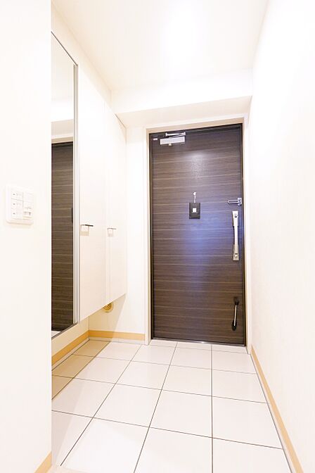玄関には天井高まであるシュークロゼットが設置されており、足元にも収納空間を確保