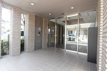 マンション1階のエントランスにはオートロック、宅配ボックスが設置されています