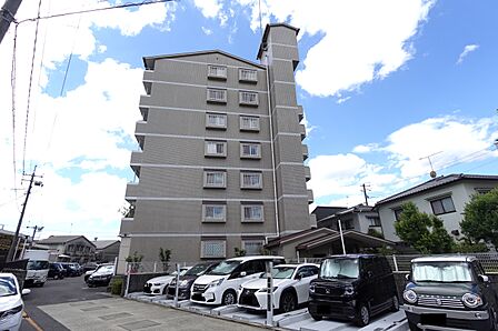 敷地内の様子(敷地内駐車場月額使用料6000円~7500円、空き無、2026年8月3日現在)