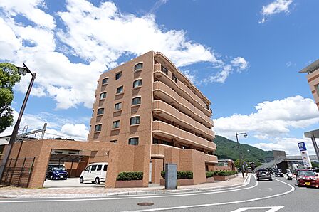 総戸数19戸の地上6階建てのマンションです