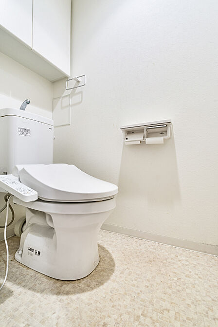 背面に吊り戸棚とカウンターがあります。トイレットペーパー・掃除道具等の収納が可能です。