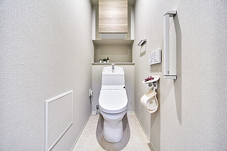 背面に吊り戸棚とカウンターがあり、トイレットペーパー・掃除道具等の収納が可能です。