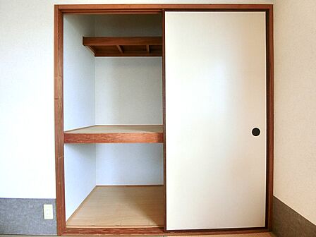 和室押入れ。布団やこたつ等の大きな家具を収納できます。