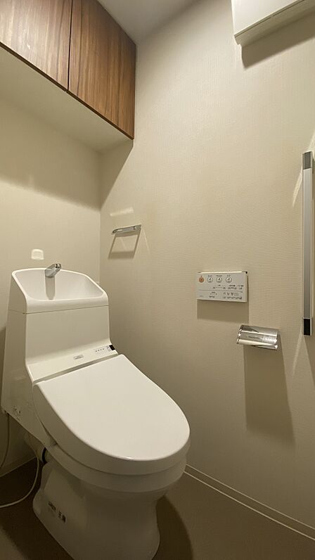 上部に吊り戸棚があるので、トイレットペーパーのストックや掃除用品を収納できます。