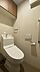 トイレ：上部に吊り戸棚があるので、トイレットペーパーのストックや掃除用品を収納できます。