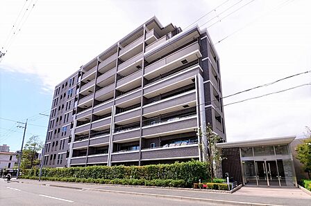 現地北東方向から撮影した建物外観