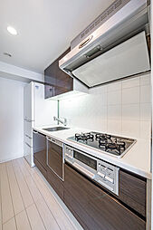 ビルトイン食器洗い乾燥機付きのシステムキッチン