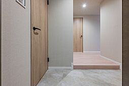 ナチュラルホワイトの明るいフローリング仕様となっております