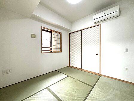 約5帖の和室は、リビングと廊下の両方から出入りができます