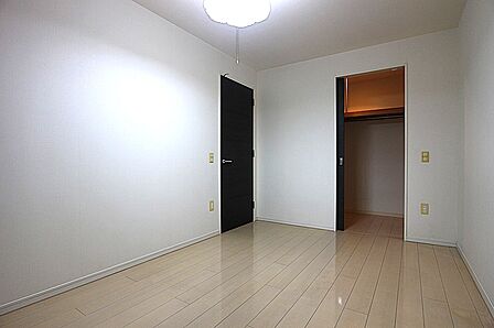 洋室(1)約7.0帖 ウォークインクロゼットがございます。