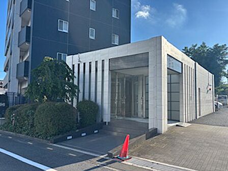 不審者や勧誘員などが建物内に立ち入るのを防いでくれるオートロック付き。