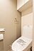 トイレ：上部に吊り戸棚があるので、トイレットペーパーのストックや掃除用品を収納できます。