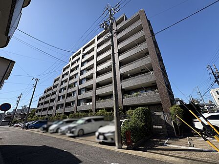 重厚感のあるタイル貼りの外観