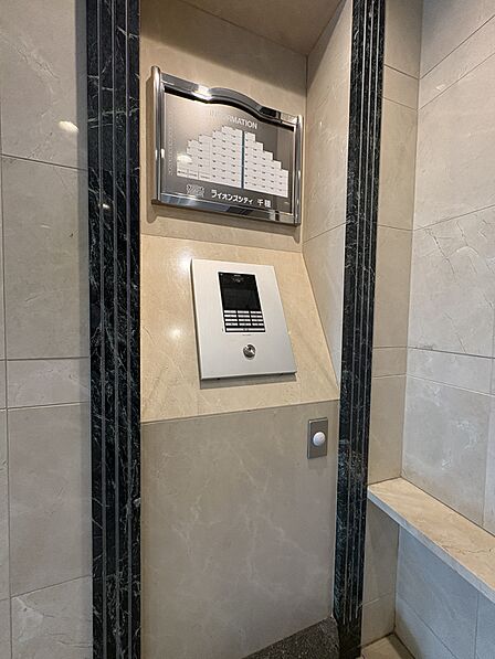 不審者や勧誘員などが建物内に立ち入るのを防いでくれるオートロック付き。
