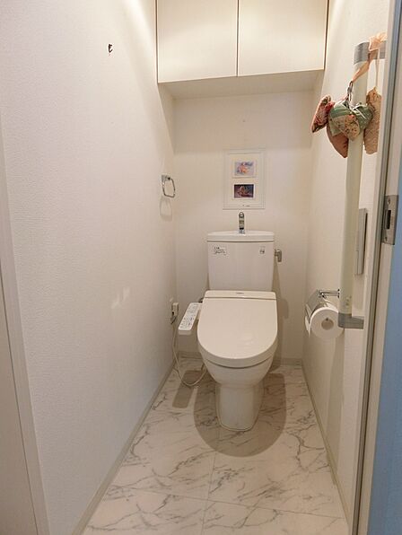 トイレには吊戸棚がございます