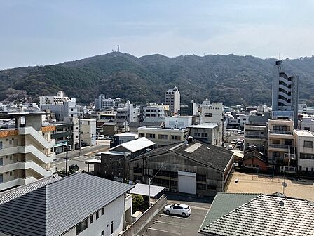 南面バルコニーからは眉山が望めます（南方向）　該当住戸からの眺望は永久に保証されるものではありません
