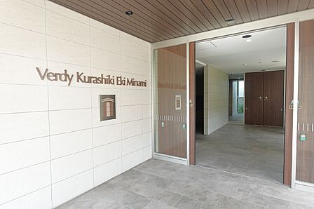 マンション玄関前