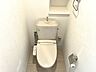 トイレ：トイレには吊戸棚があり収納に便利です。