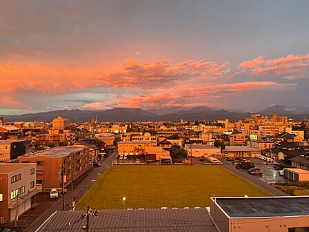 バルコニーから東向きの眺望(夕暮れ)
