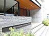 エントランス：瀟洒な雰囲気を感じるマンション入口と銘板