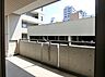 バルコニー：2階でも日当たりの良い明るい南東向きのバルコニー