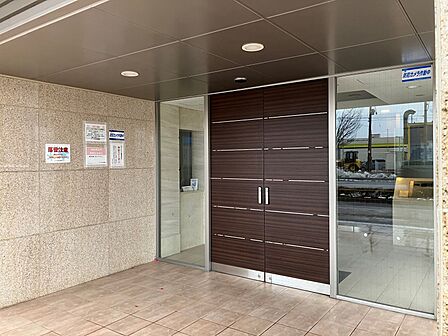 重厚感ある雰囲気のマンションエントランス