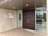 エントランス：重厚感ある雰囲気のマンションエントランス