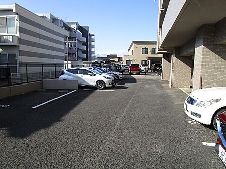敷地内平置駐車場(使用料:月額6000円・8000円/車両制限有/確認日:2025年9月16日)