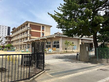 福島市立三河台小学校へ徒歩4分(約250m)