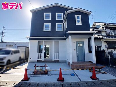 外観：【限定1棟】2階リビングのお洒落な建物！ ・太陽光パネル付きのゼロエネルギー住宅 ・2LDK+WIC付 ・LDK18.9帖 ・1階居室6.8帖 ・並列2台駐車可能 