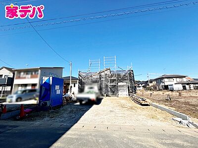 外観：【4号棟】上棟しました！ ・平屋住宅 ・日当たり良好 ・LDK18.25帖、隣接洋室5帖 ・全居室WICもしくはCL付 ・シューズインクローク ・並列駐車3台分 