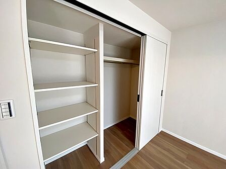 壁面クローゼットがあればタンスを置く必要がなく、出っ張りのないスッキリ空間を維持できます。  