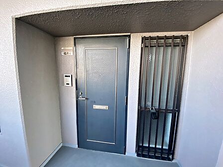 【玄関】 落ち着いた外観デザインで、住まいの第一印象を整える玄関です