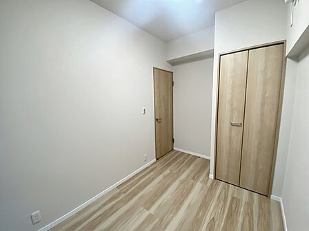 【洋室4.4帖】 お子様の一人部屋に最適な居室です。クローゼットも付いているので、お子様が自然とお片付けできる環境に