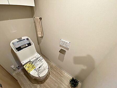 【トイレ】 温水洗浄機能の付いた快適なトイレです。(新品交換済)