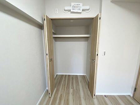 【洋室5.2帖クローゼット】 ハンガーパイプ付きで、普段使いの衣類を出し入れしやすいクローゼットです