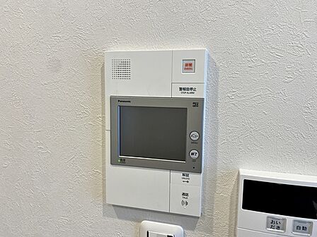 【TVモニター付きインターホン】 防犯性に優れた安心のシステム。訪問者が一目でわかります。