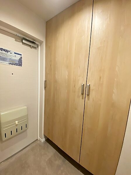 【シューズボックス】 天井までのシューズボックスは容量もたっぷり入ります。 