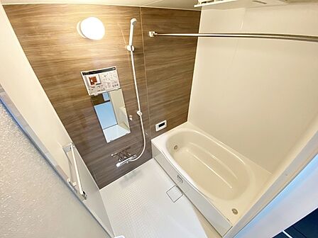 【浴室】 足がしっかりと伸ばせる快適な空間でリラクゼーション。一日の疲れをリフレッシュ！（新品交換済）  