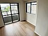 寝室：【洋室6.4帖】 2面採光で、晴れの日の日中は自然光がしっかりと差し込み、明るく心地よい室内です。窓を開ければ風通しも良く、気持ちの良い風が入り込むため、日々の生活に快適さを感じられるお部屋です！ 