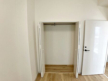 全居室に収納が備わっており、衣類や雑貨、お子様のおもちゃなどもしっかり整理できます。各部屋をすっきりと使いやすく、生活スペースを有効に活用できます！ 