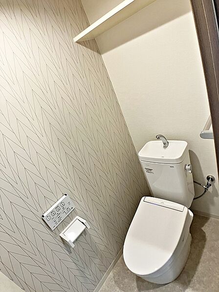 【トイレ】 温水洗浄便座付きで、日常的に快適にお使いいただけるトイレです。窓があるため換気もしやすく、空気の入れ替えがスムーズに行えるのもポイント。