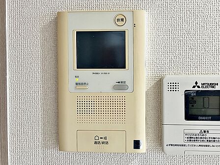 【TVモニター付きインターホン】 訪問者の顔を室内から確認して応対できるため、玄関を開ける前に相手を把握しやすくなります。来客対応や不在時の確認にも役立ち、日常の安心感につながります。