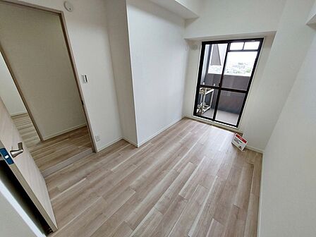 【洋室約5.2帖】 バルコニーに面した洋室で日中は明るい光がしっかりと差し込むお部屋です。風通しも良く、室内にいながらも開放感を感じられるため、毎日の暮らしを心地よく過ごしていただけます！ 