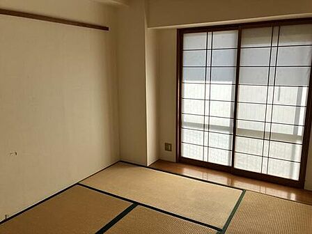 ゆったりとくつろげる和室で、畳ならではの心地よさを感じながらお過ごしいただけます。お子様の遊び場としても使いやすく、ご家族の団らんスペースとしても活躍するなど、多用途に使えるのも嬉しいポイント!