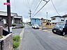 外観：前面道路は幅員約5ｍとゆとりがあり、車の出し入れや駐車もスムーズに行えます。見通しも良く、毎日のお出かけやお買い物も快適。運転が苦手な方でも落ち着いて車を扱いやすく、安心して暮らせる住環境です。 