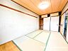 室内：畳のぬくもりを感じる和室は、家族のくつろぎ空間や客間、寝室としても活躍。暮らしに合わせて多目的に使える、あるとうれしい一室です。