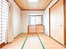 室内：【和室】柔らかい畳の空間は、お子様の遊び場や来客時のおもてなしの場所として重宝します。